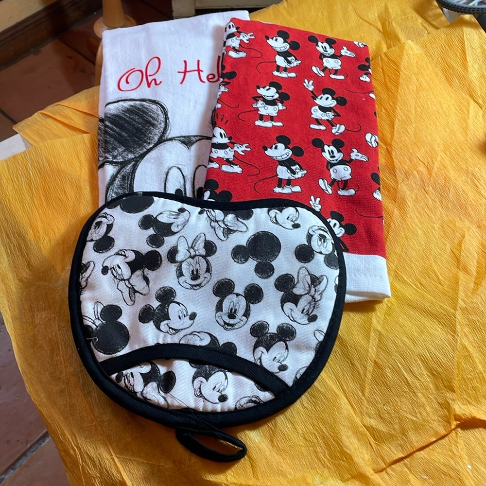 Kitchen towels and oven mitt